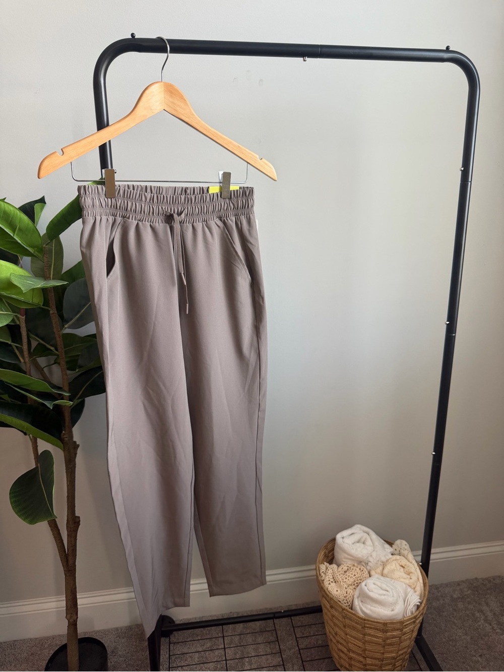 Women’s Elastic-Waist Joggers in Taupe
